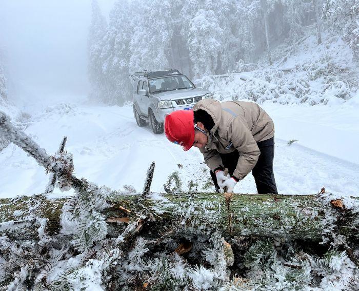 檢修員在通往風機平臺的途中，清理積雪路障（拍攝者：高述科）