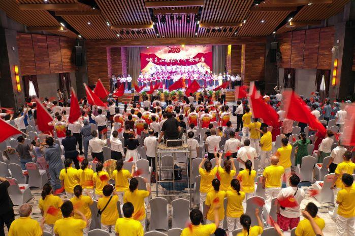 12、清江公司“唱支山歌給黨聽”歌詠會現(xiàn)場（呂新宇 攝）