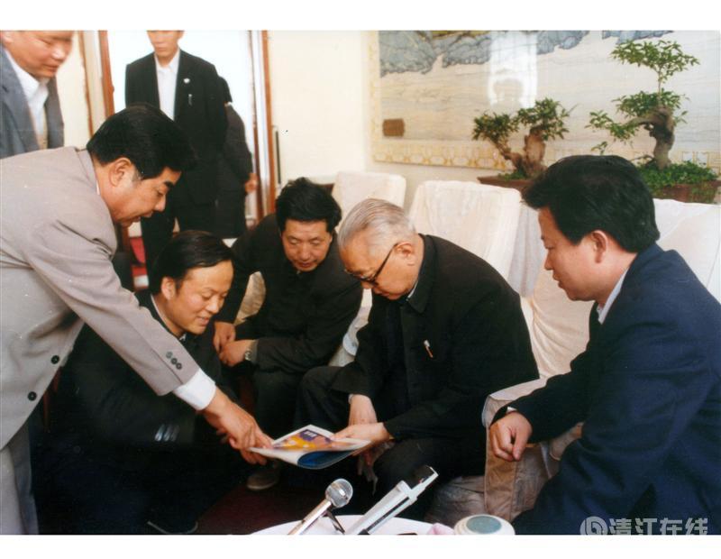1988年4月，全國(guó)政協(xié)主席李先念在宜昌聽(tīng)取清江開(kāi)發(fā)匯報(bào)