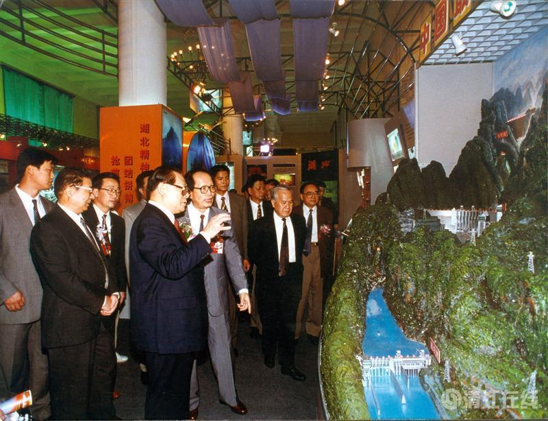 1997年9月，中共中央總書(shū)記江澤民參觀清江梯級(jí)開(kāi)發(fā)模型