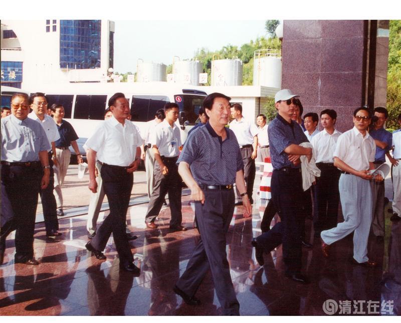 2001年7月，國(guó)務(wù)院總理朱镕基、副總理吳邦國(guó)視察清江