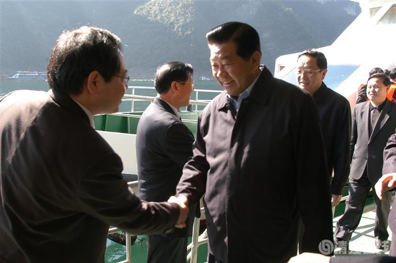 2004年11月，全國(guó)政協(xié)主席賈慶林視察清江